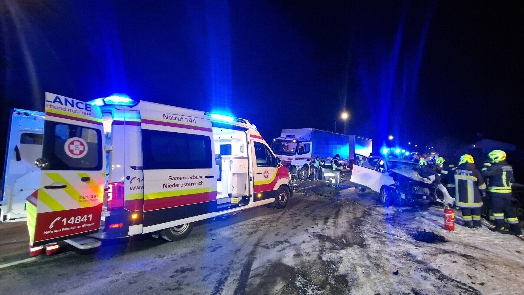 Unfalltragödie in NÖ - 77-Jähriger prallt frontal gegen Lkw und stirbt