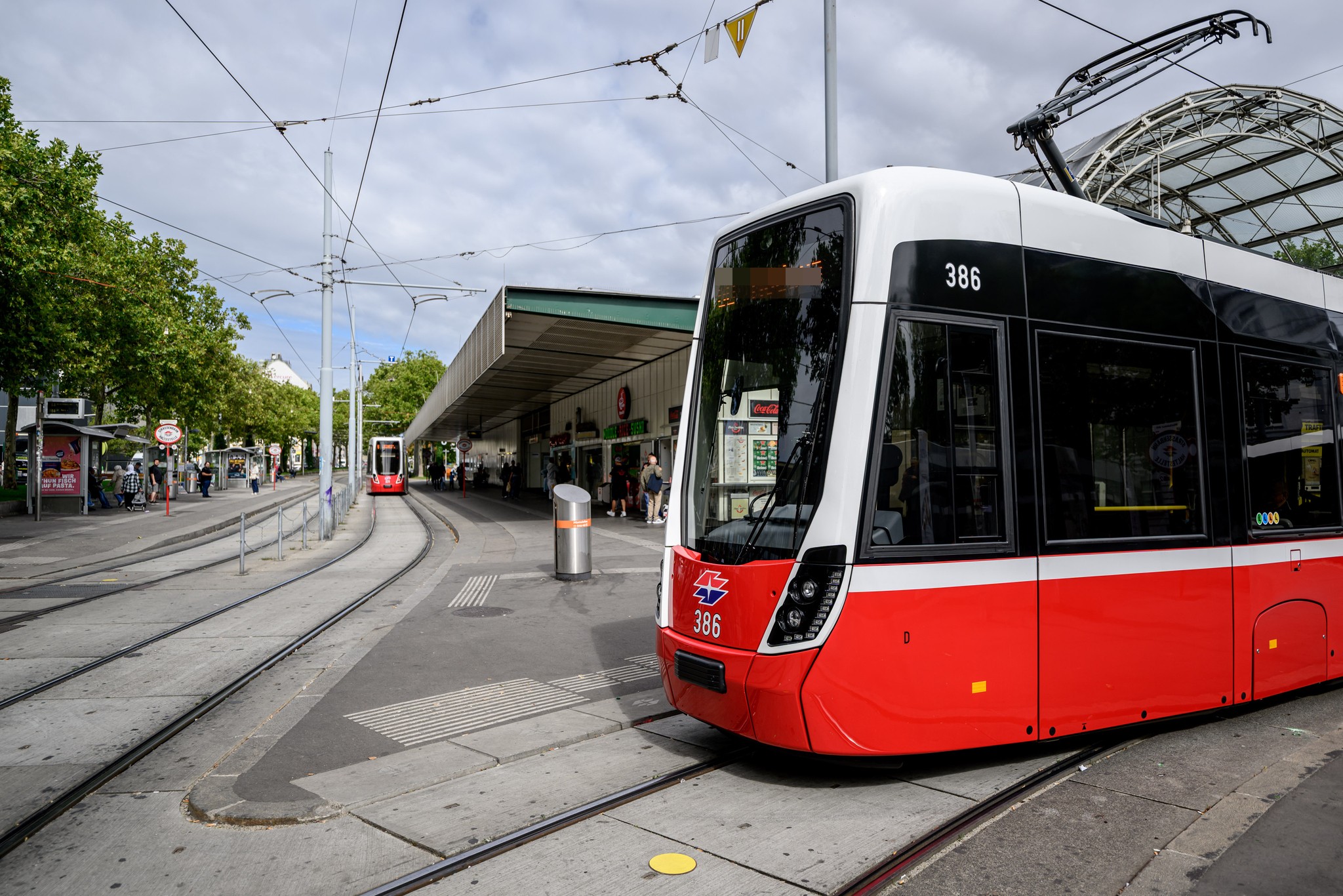 Unfall an Kreuzung - Kollision mit Bim: Fußgänger schwer verletzt