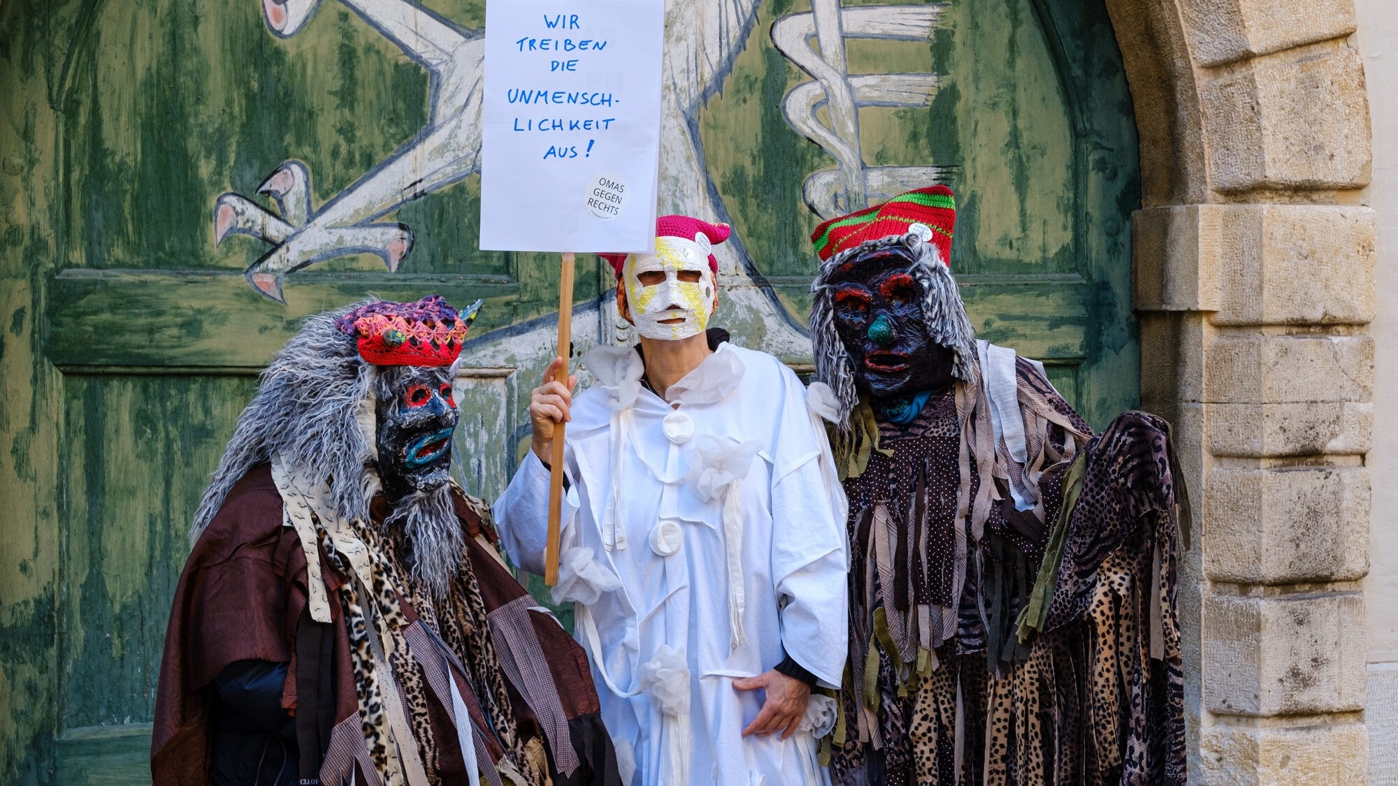 Omas gegen Rechts - Erster feministischer Perchtenlauf in Graz