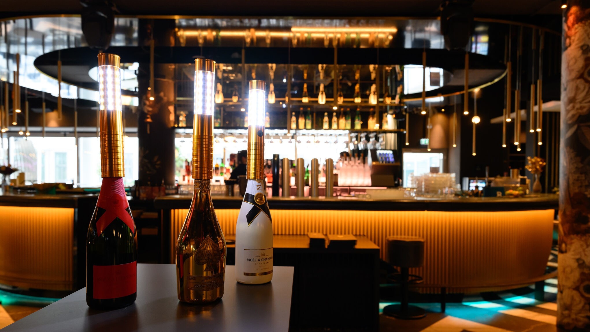 Nach Brandkatastrophe - Zum Champagner nur noch LED statt Spritzkerzen