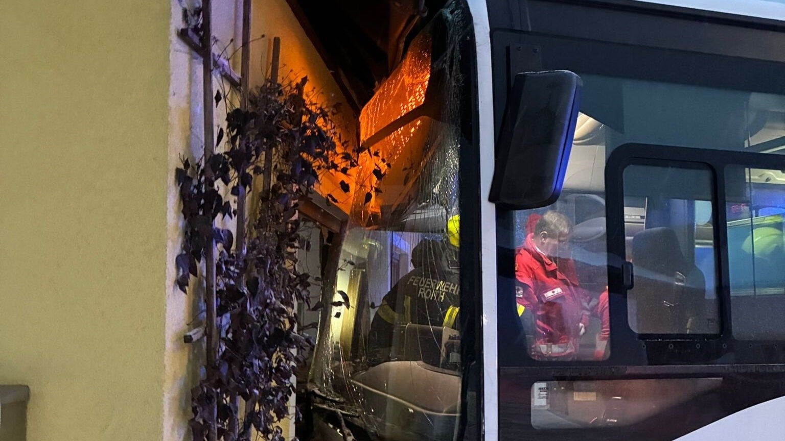 Zwei Schüler verletzt - Linienbus blieb mit der Front in Garage stecken