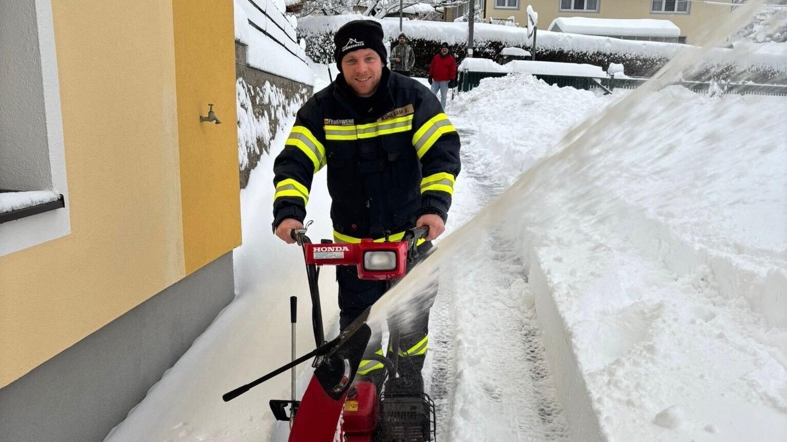 Zugänge freigeräumt - Unternehmer und Kollegen als Helden im Schnee