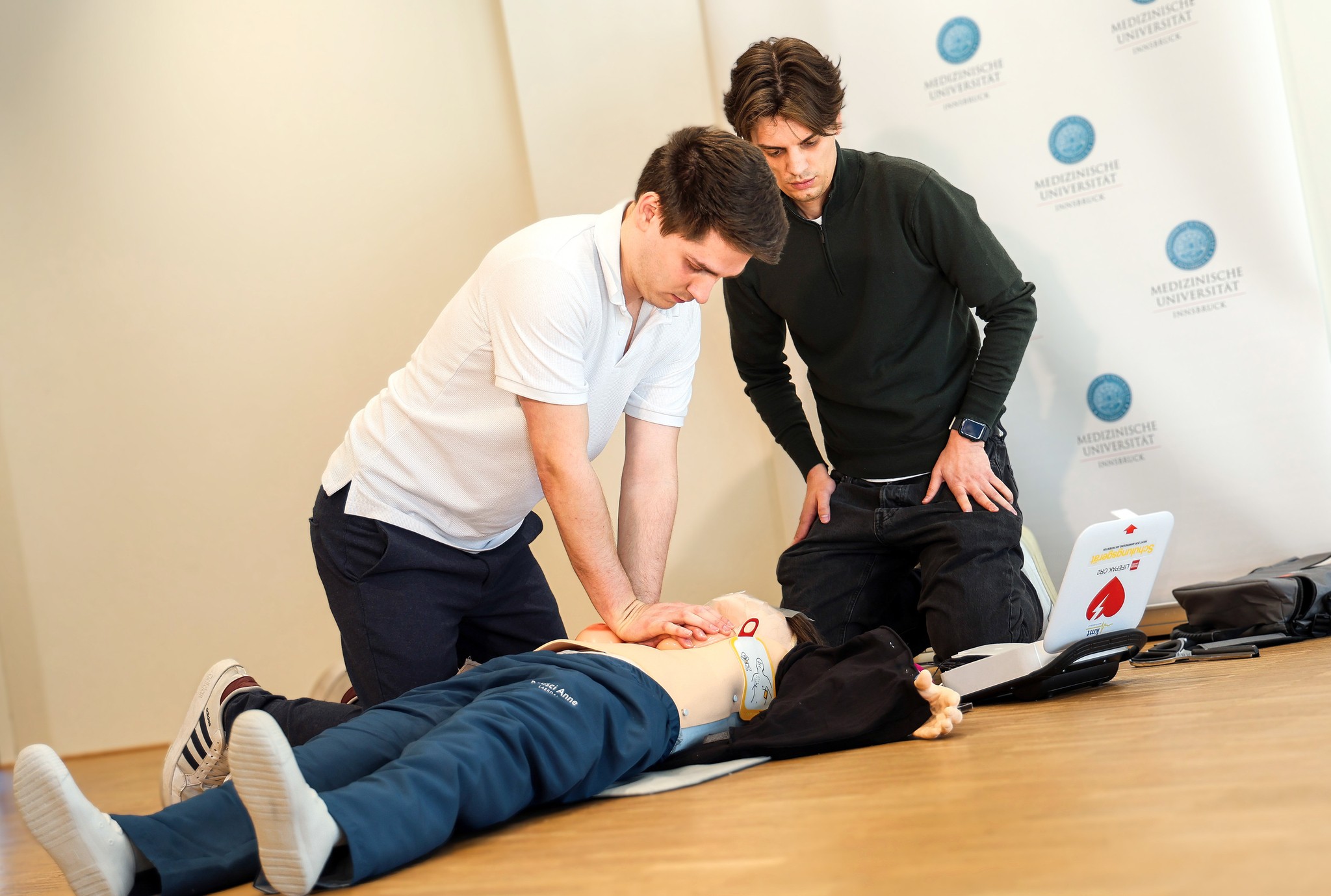 Gründe zum Teil absurd - Test zeigt: Darum sterben Frauen im Notfall eher