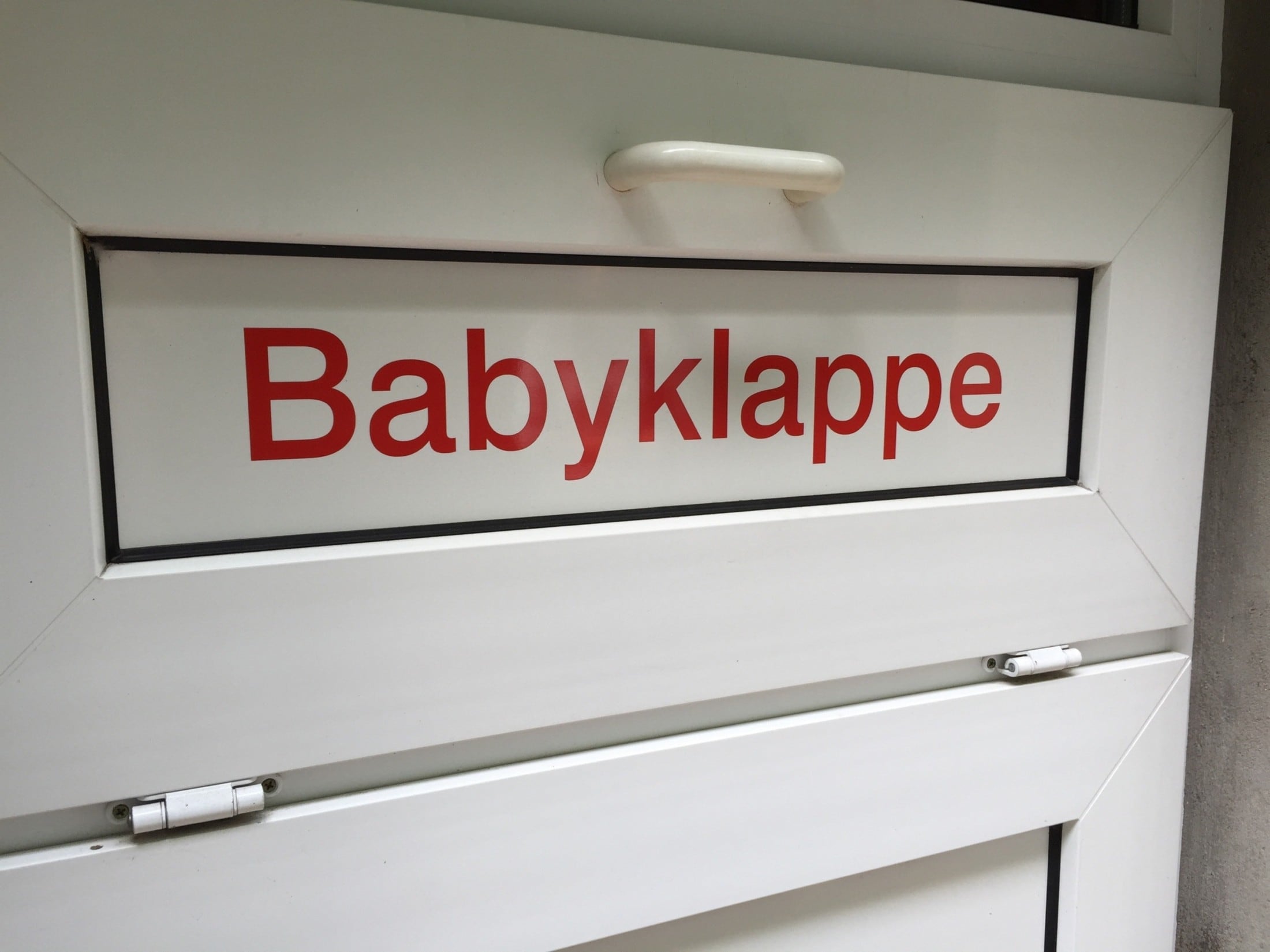 Schock in Leipzig - Mitarbeiter entdeckten totes Kind in Babyklappe
