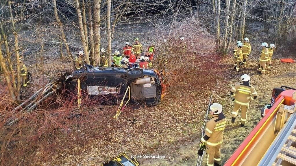 Schwerer Unfall - Feuerwehr befreite Flachgauer aus abgestürztem Pkw