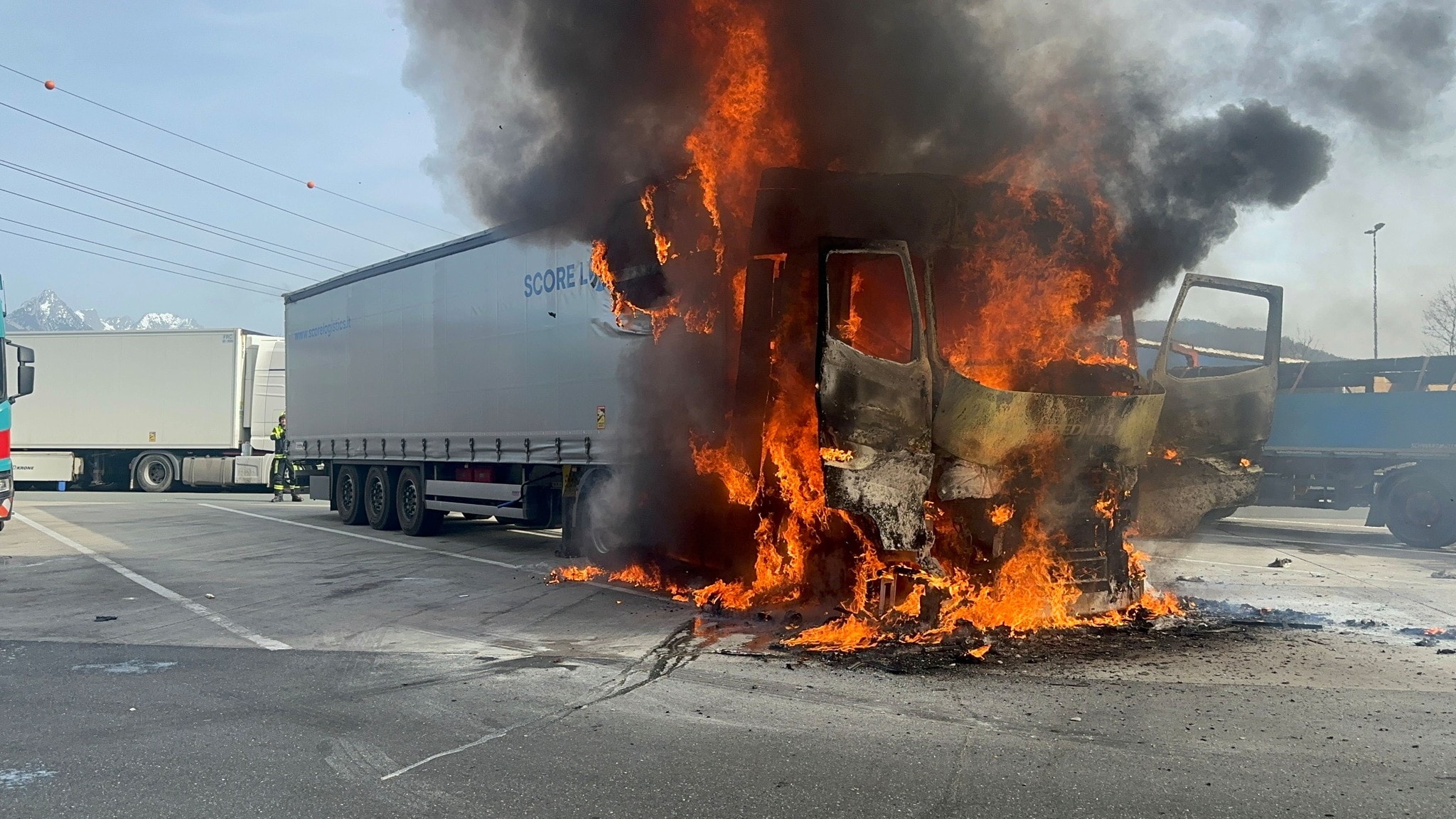 Schlimme Szenen - Lkw brannte lichterloh, Fahrer aus Kabine gerettet