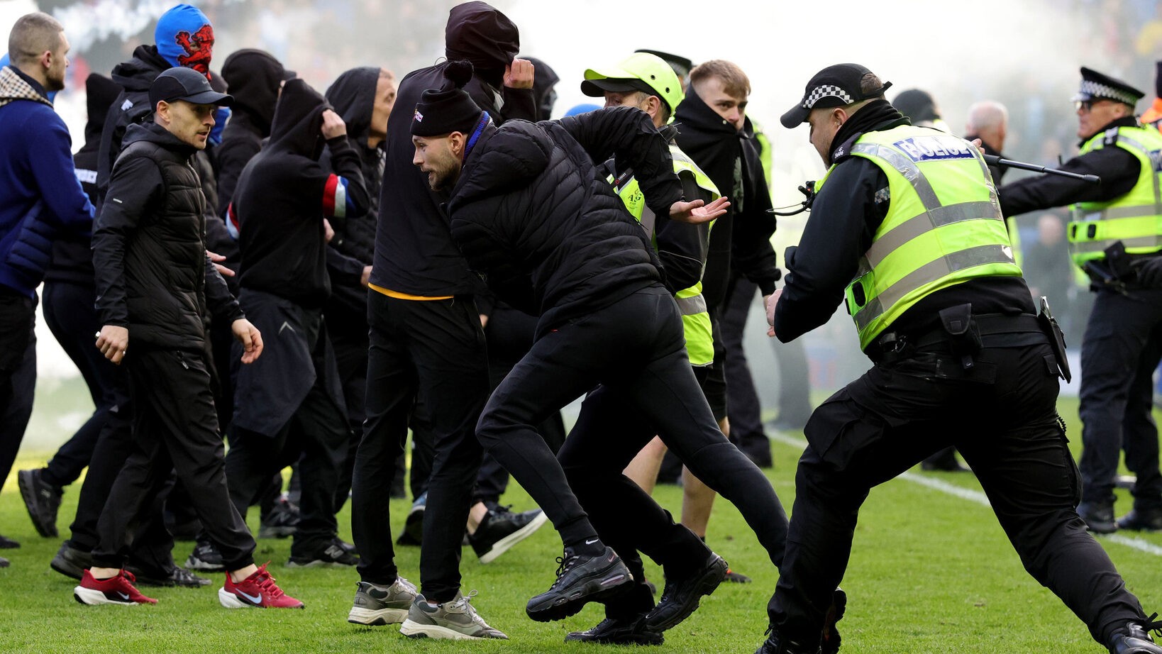 Hunderte Fans am Rasen - Platz-Sturm! Wilde Szenen beim Glasgow-Derby