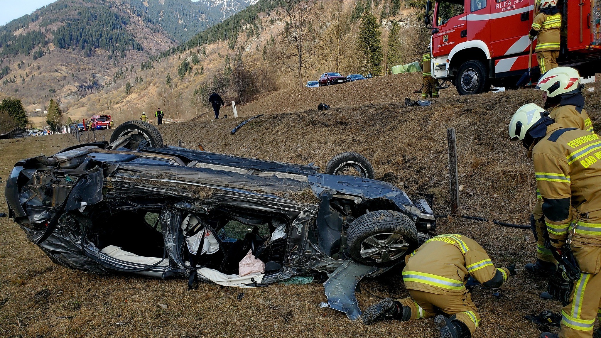 Ein Schwerverletzter - Auto touchiert Reisebus und überschlägt sich