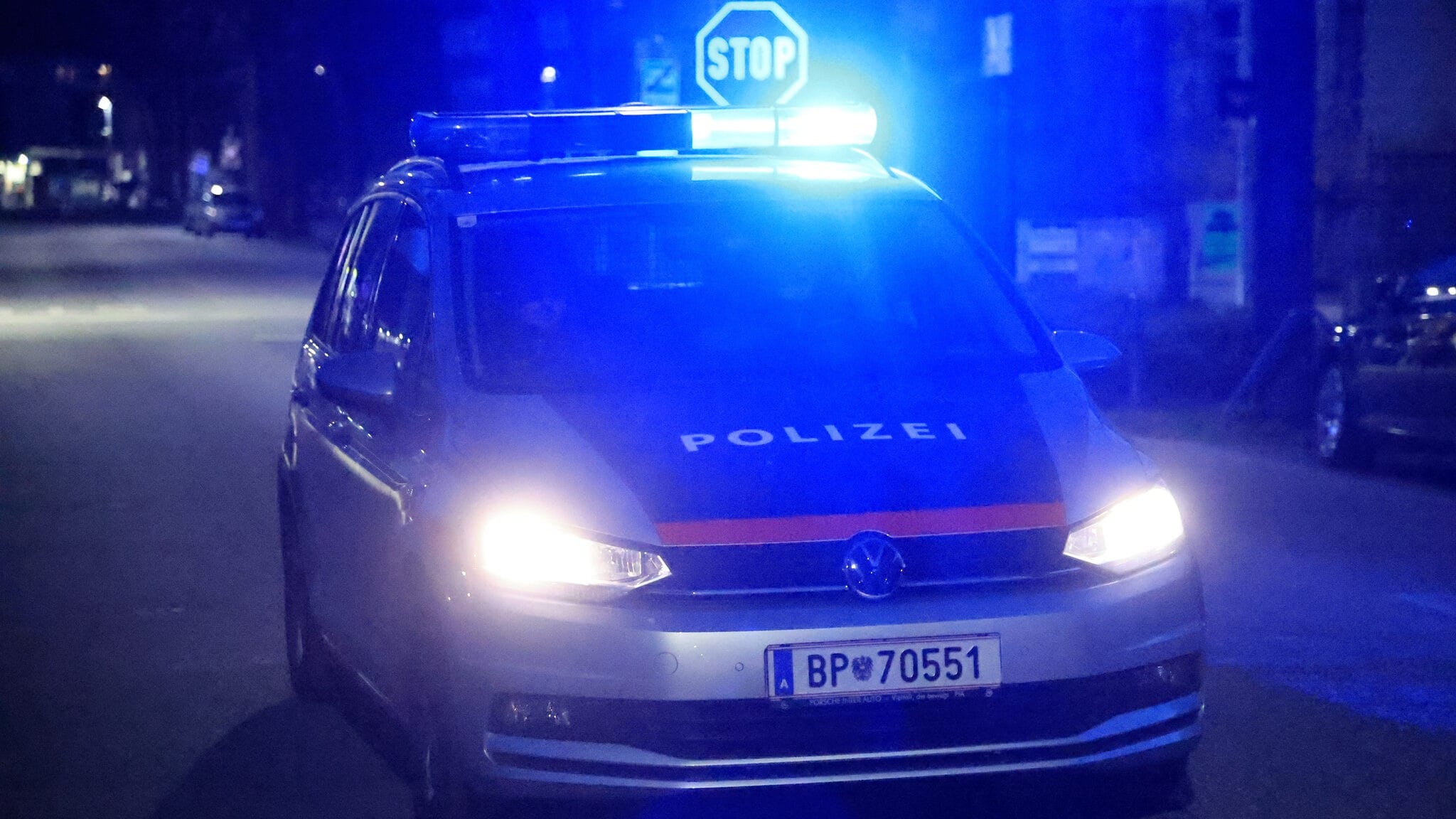 Notoperation in Klinik - Mordversuch: Mann (20) auf Straße niedergestochen