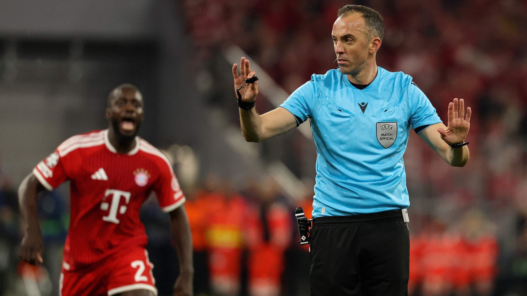 Fordert Konsequenzen - „Schande!“ Ex-Schiri geht auf Bayern-Referee los