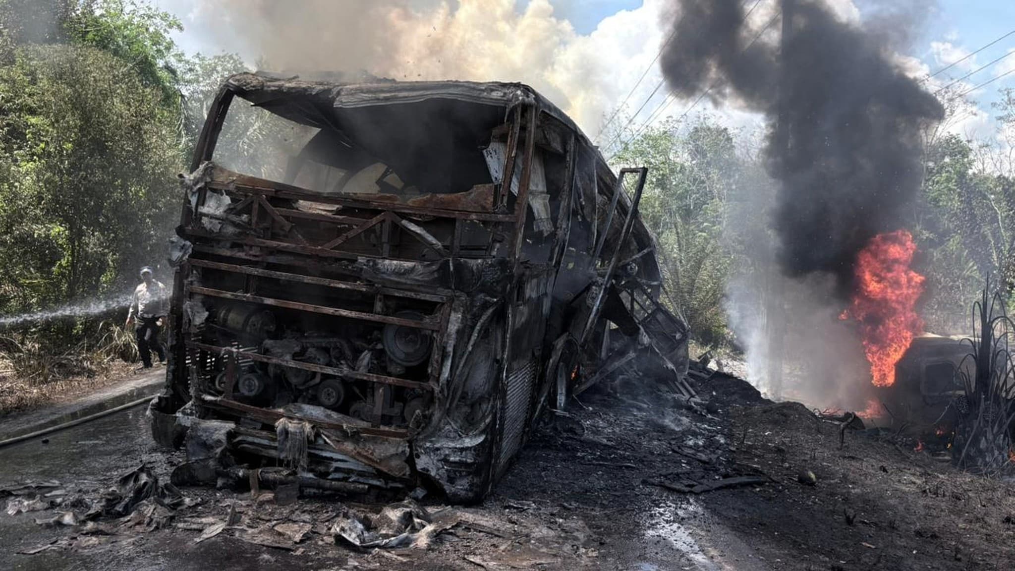 16 Tote in Indonesien - Riesen-Explosion: Reisebus kracht in Tanklaster