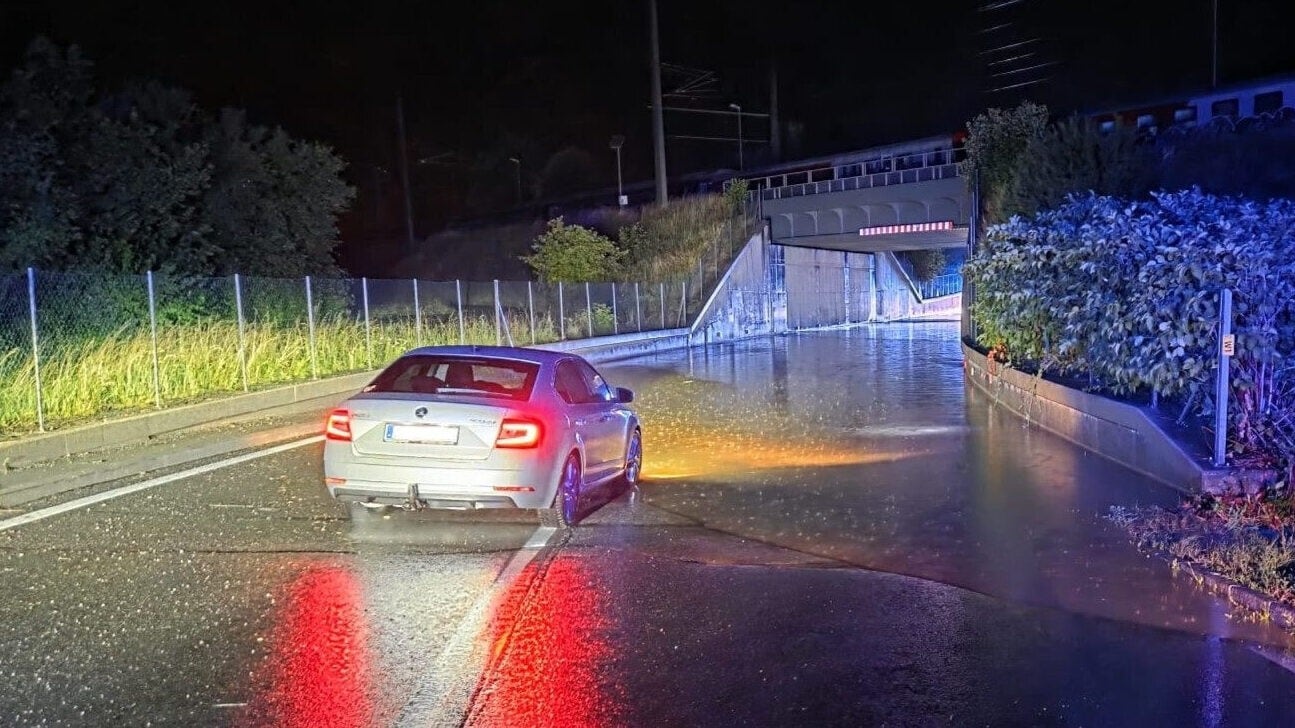 Unwetter tobten schwer - Überflutet: Feuerwehr rettet 11 Menschen aus Autos