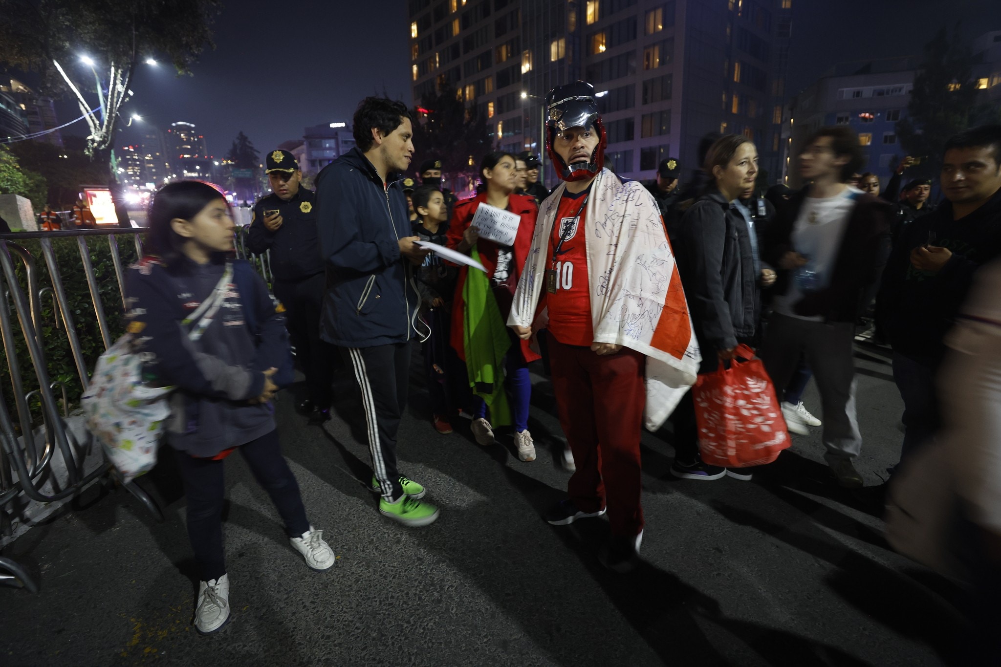Polizeieinsatz - Mexiko-Fans stören Schlaf der England-Spieler