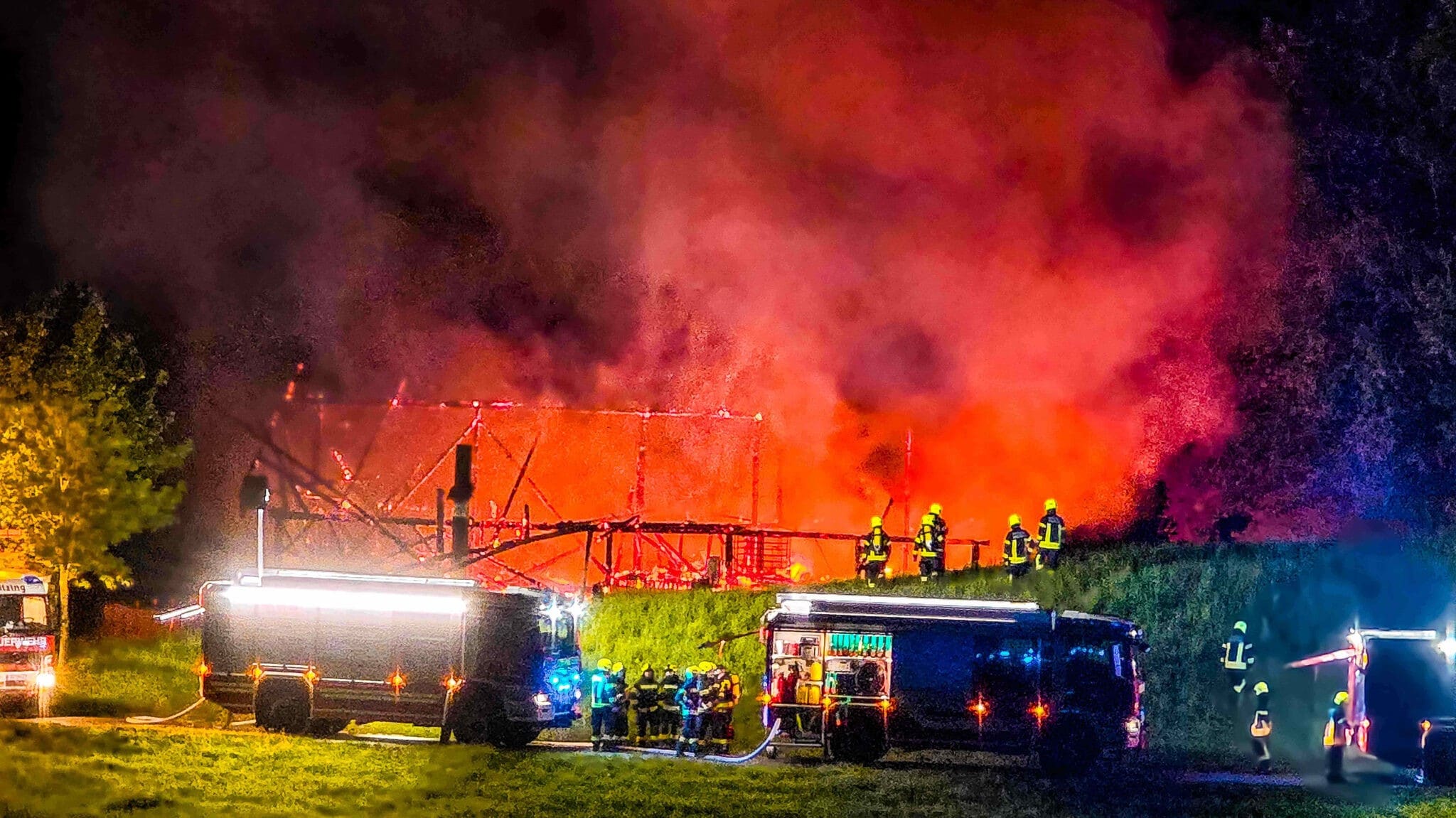10 Feuerwehren  - Neben Nachtclub stand plötzlich Stadel in Flammen