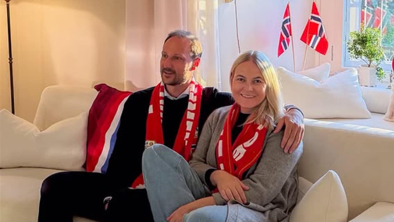 Lächelnd am Sofa - Mette-Marit zeigt sich erstmals nach Lungen-OP
