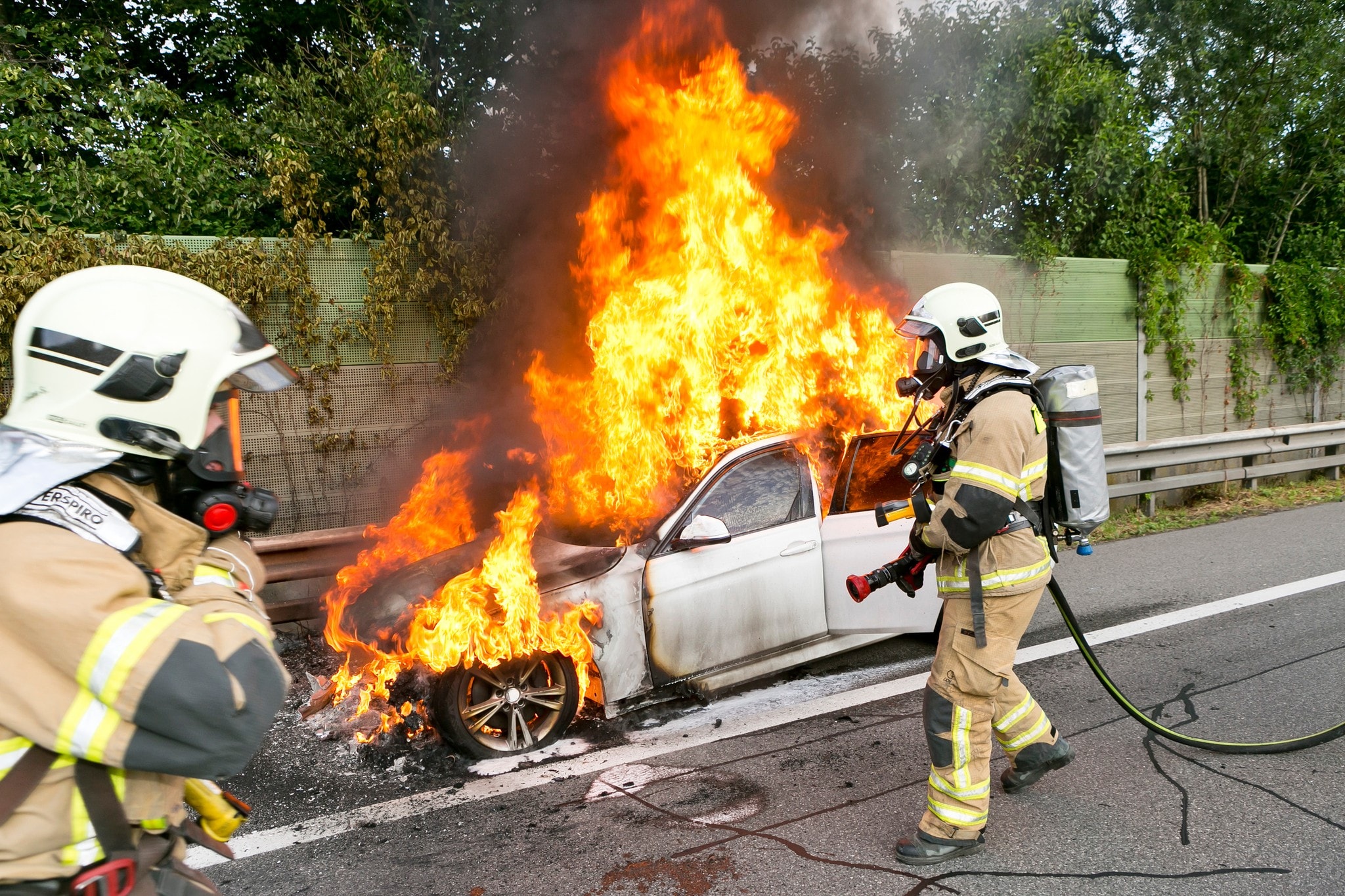 Plötzlich Brandgeruch - Auto fängt auf A14 Feuer: Drei Personen an Bord