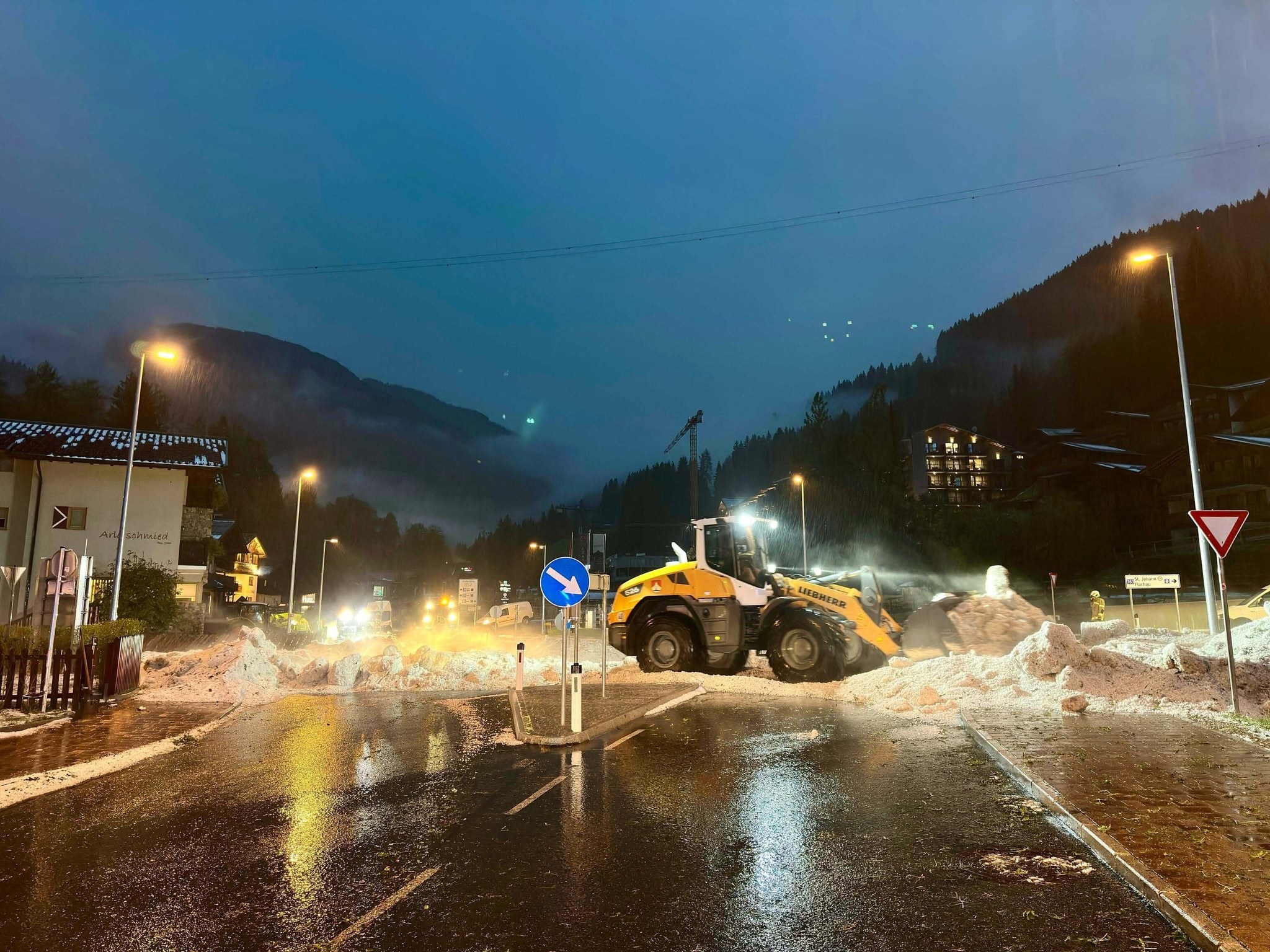 Schneepflug rückte an - Pongau: Weiße Hageltürme behinderten den Verkehr