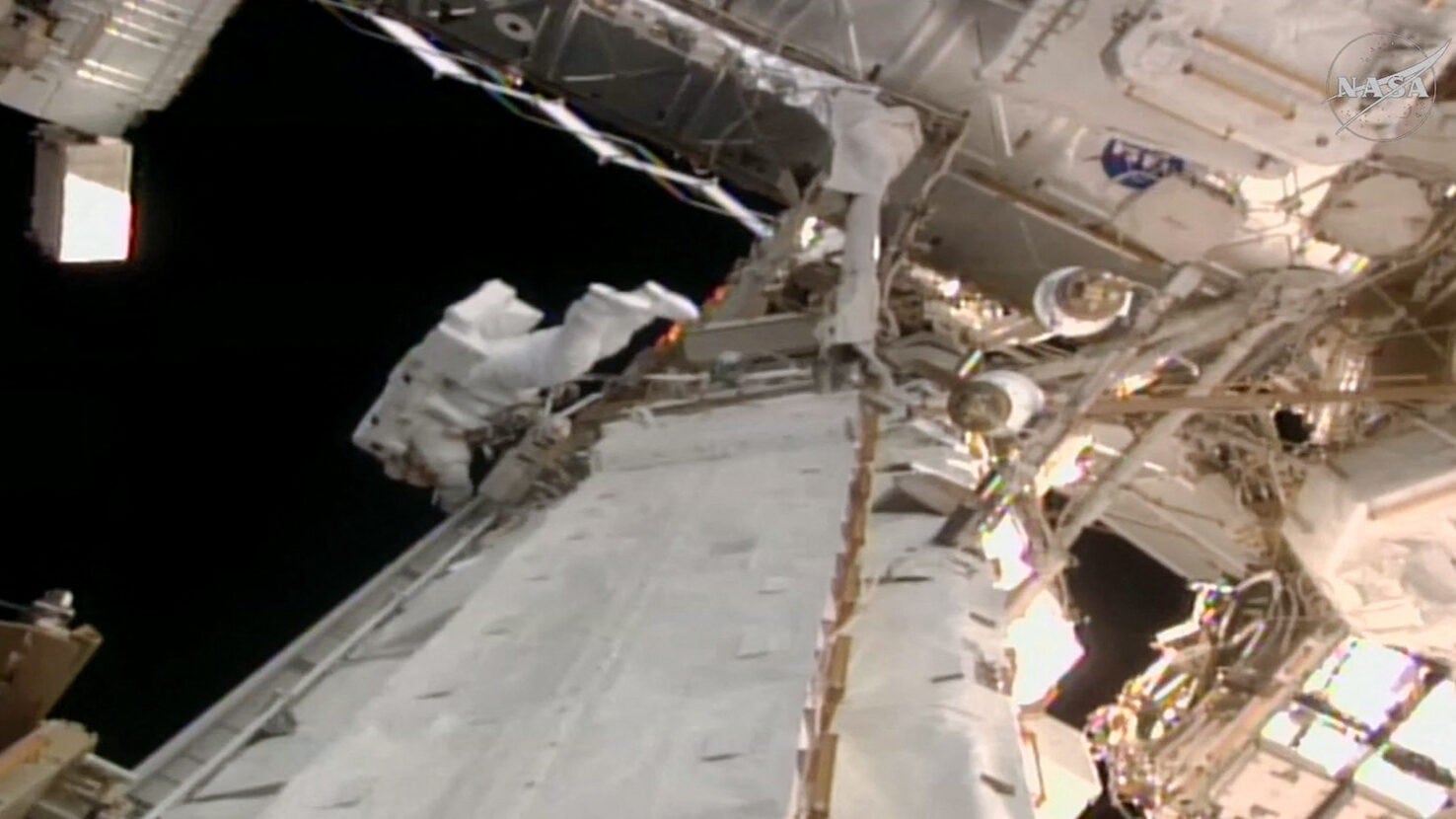 Suche nach Organismen - Astronautinnen arbeiten außen an ISS