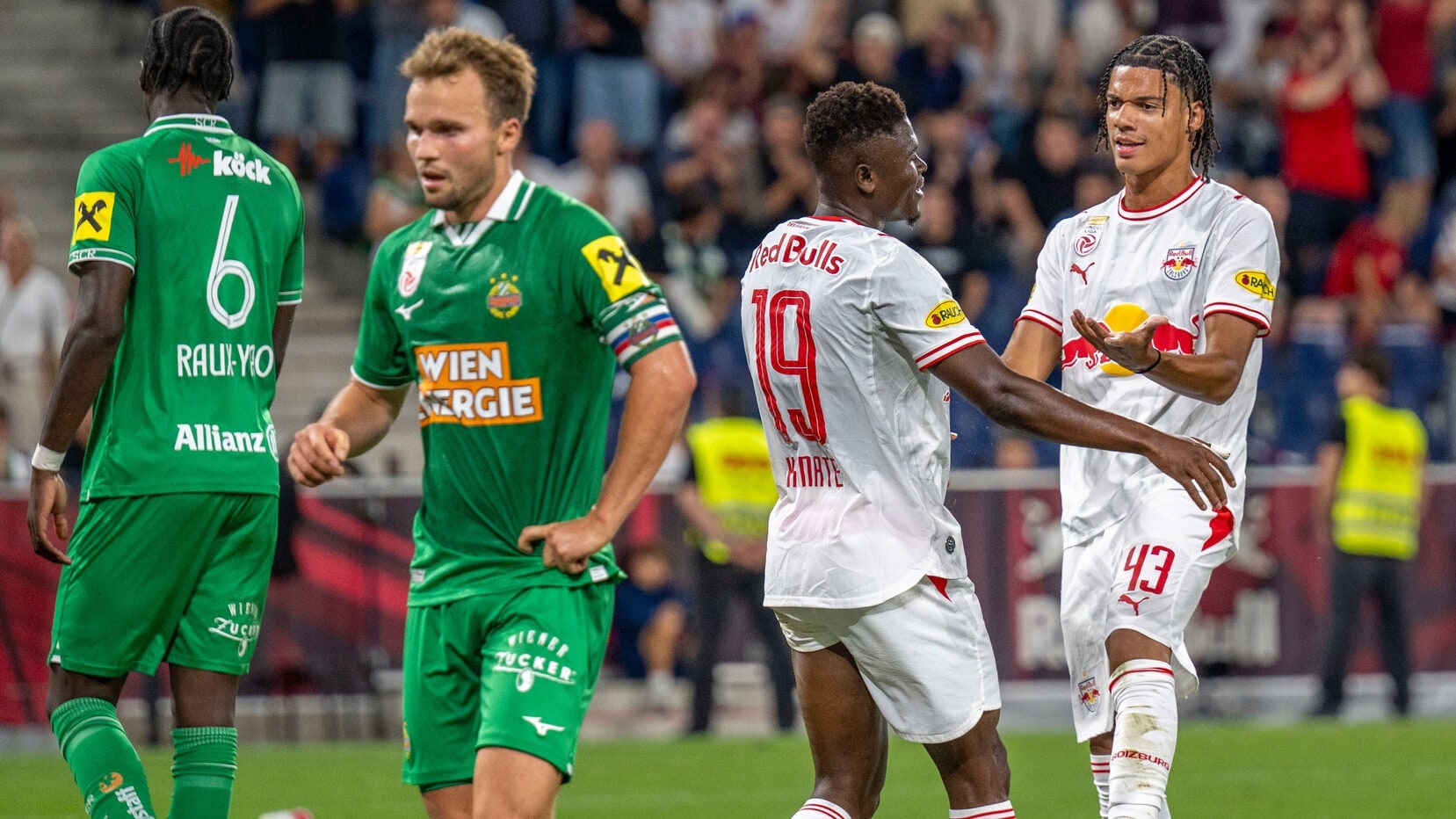 „Bullen“ entfesselt  - Video: Irre Torgala bei Red Bull Salzburg – Rapid